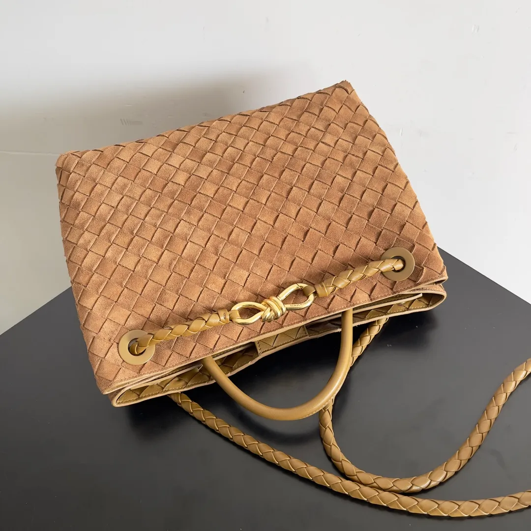 The 2023 new Andiamo batch of 2360 BV has been shipped‼ ️Really popular🔥The new Andiamo woven handbag launched by Bottega Veneta this season is really popular all over the world! ! Celebrities at home and abroad have worn it, and Oscar-winning actress Michelle Yeoh has taken it out on the street. Song Jia, Trai Yara, Yu Feihong, Sanji Ayaka, Rosie Hunting-Whiteley, Yoshioka Riho, etc. have all picked up this bag. It is classic and versatile, showing off its temperament, and the bag capacity is also large, which is very convenient for daily commuting! ! A variety of carrying methods, the shoulder straps can be adjusted by yourself, the original lambskin feels soft and delicate, and the unisex style breaks the gender boundaries and brings a more practical and long-lasting use experience. Andiamo, which has both elegant and casual styles, perfectly interprets the true appearance of "fashionable old money style". Style number: 743572 Size: 32*24*12